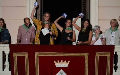 Les noies del Club Natació, durant el pregó/ Roger Benet